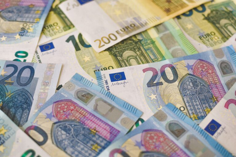 Finanzminister kann Kosten der aufgeblähten Landesregierung  nicht beziffern und Benedikt Kuhn wird Staatssekretär auf Zusatzstelle mit Deluxe-Gehalt